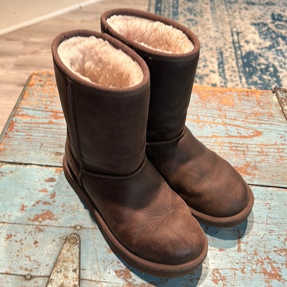 Ugg Classic Short Leather Boots Brownstone size 6 - Picture 1 of 5